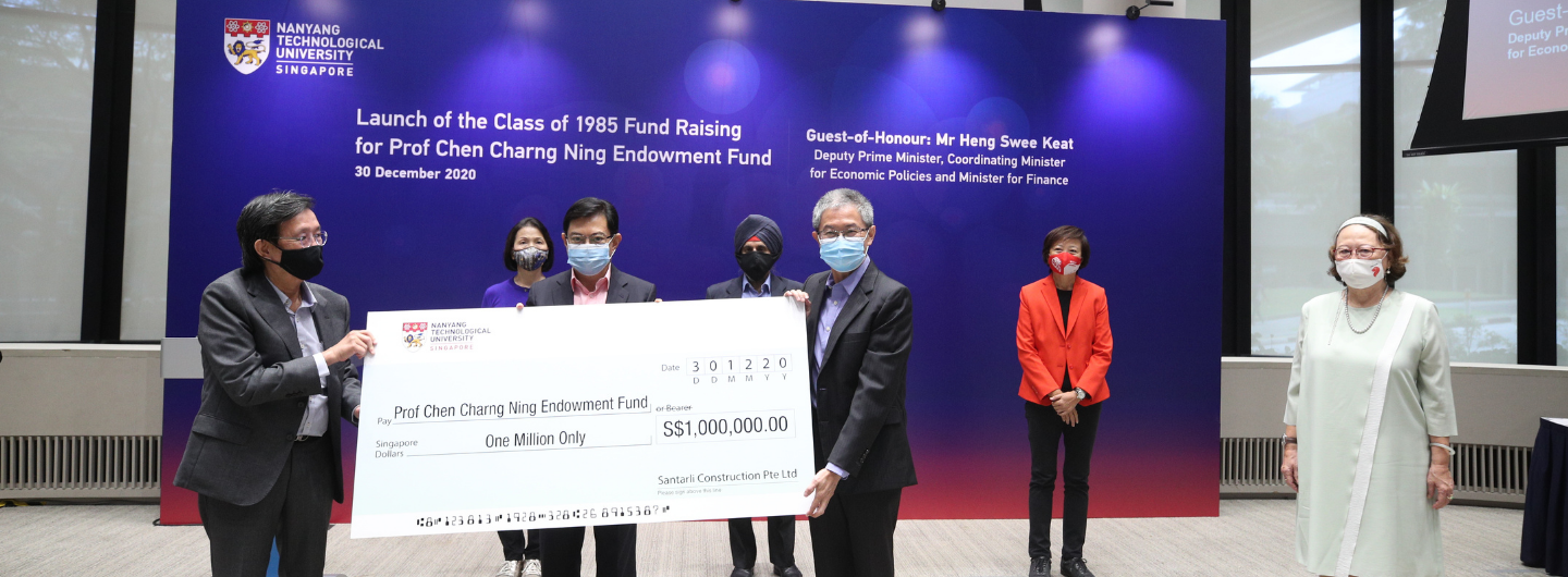 People holding a large check for the Nanyang Technological University's "Prof Chen Charng Ning Endowment Fund".